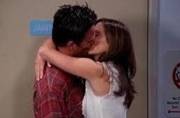 Monica, Chandler'a aşık olup onunla evlenirken ...