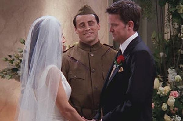 Joey, Monica ile Chandler'in nikahını kıyarken ...