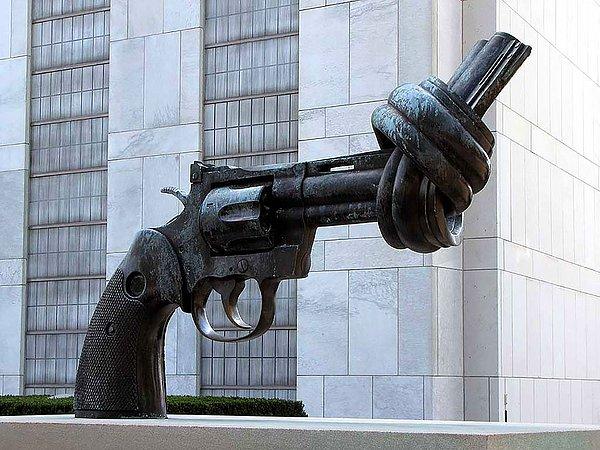 14. The Knotted Gun [Turtle Bay, New York, Amerika]