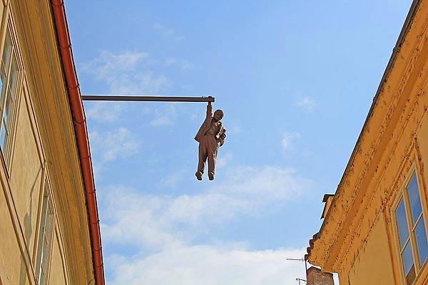 19. Man Hanging Out [Pırak, Çek Cumhuriyeti]