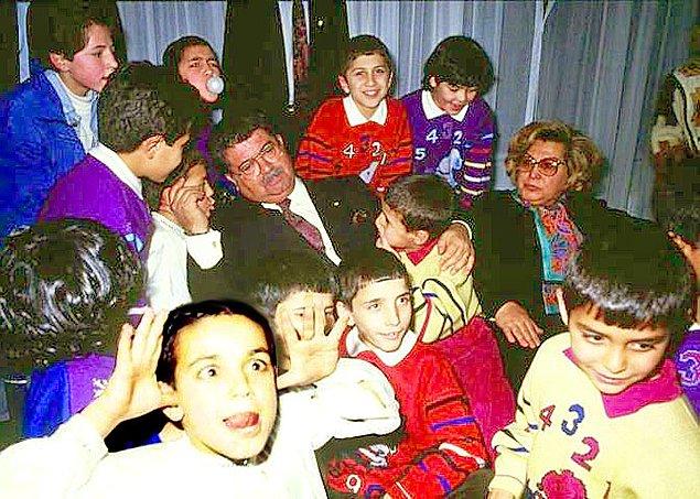 1. Eski Cumhurbaşkanı Özal ve eşi çocuklarla birlikte