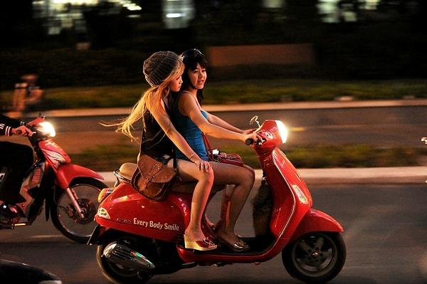 10. Türkiye’de genç ve güzel bir kadın mini etekle motor kullansa ne olur?