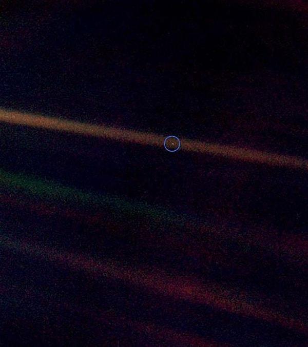 15. Soluk Mavi Nokta, Dünyanın Voyager 1 sondası tarafından rekor uzaklıktan çekilen bir fotoğrafı. Fotoğraf, dünyayı uzayın sonsuzluğu içinde tek başına gösterir.