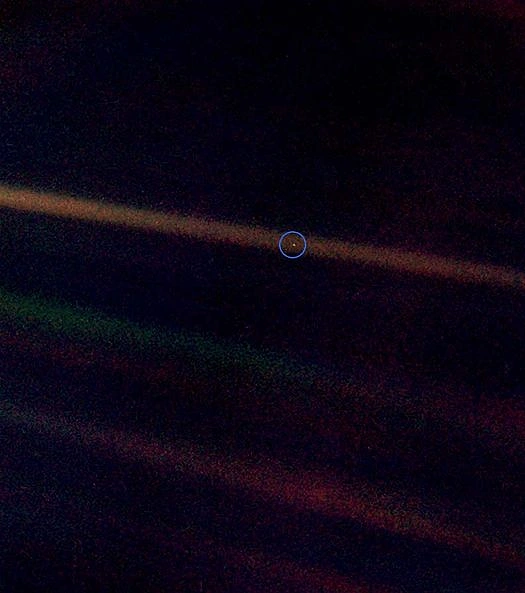 Soluk Mavi Nokta, DÃ¼nyanÄ±n Voyager 1 sondasÄ± tarafÄ±ndan rekor uzaklÄ±ktan Ã§ekilen bir fotoÄŸrafÄ±. FotoÄŸraf, dÃ¼nyayÄ± uzayÄ±n sonsuzluÄŸu iÃ§inde tek baÅŸÄ±na gÃ¶sterir.