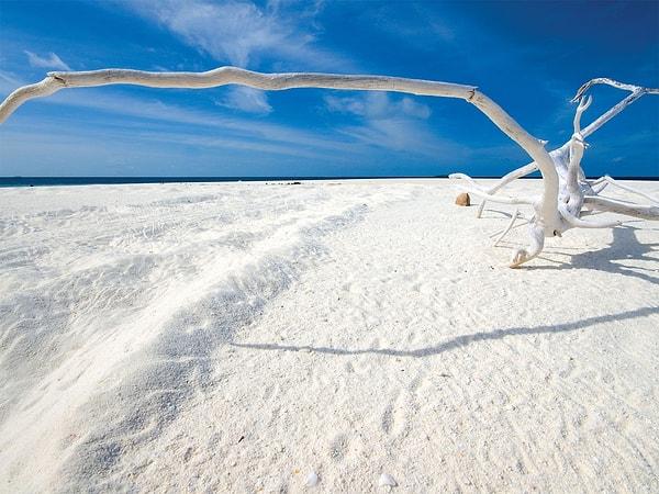 Beyaz kum sahilleri.
