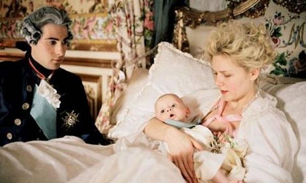 1778 Nisanında Kraliçe hâmile olduğunu îlân etti.  Marie Antoinette'in ilk çocuğu, 19 Aralık 1778'de Versay Sarayı'nda dünyaya geldi. Saray halkından yüzlerce kişinin gözleri önünde gerçekleşen doğum esnasında acıdan ve utançtan defalarca bayılıp ayıldı. Sonraki doğumlarında, umuma açık doğum yapmaya şiddetle karşı çıktığı için bu uygulama tekrarlanmadı.