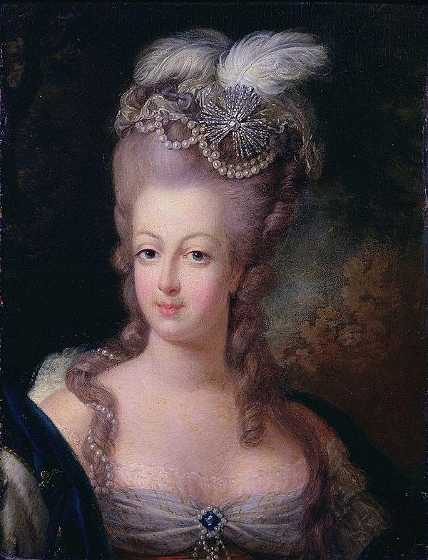 Marie Antoinette evlenip veliaht prenses olduğunda henüz 14 yaşındaydı. Fransa Kraliçesi olduğunda 19, ilk anne olduğunda 23 yaşındaydı. Öldüğünde ise 37 yaşındaydı.