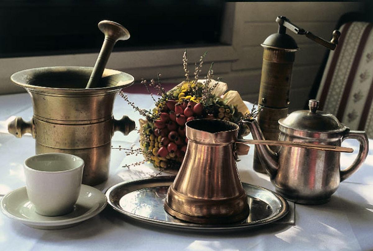 Почему турки пьют. Посуда для кофе. Турецкий кофе. Кофейная церемония. Натюрморт с туркой для кофе.
