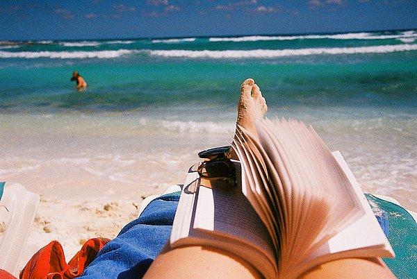 4. Bacakları bir kitapla saklayıp “Tatilde bile aşırı entelektüelim” mesajı verilebilir.