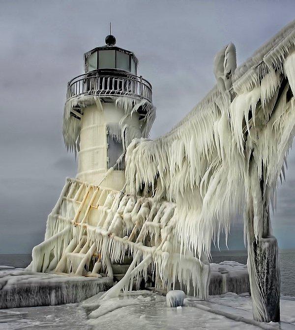 3.  St. Joseph North Pier Deniz Feneri buzlarla kaplı, Michigan, ABD