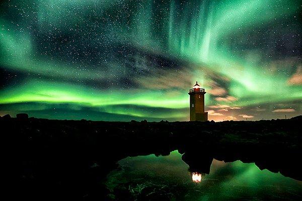 26. Deniz Feneri ve Kutup Işıkları (Auroura Borelias), İzlanda