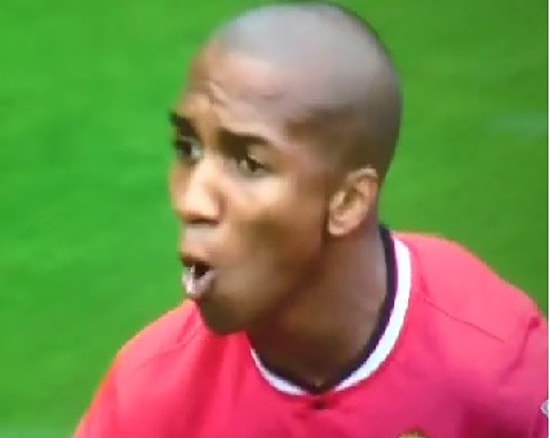 Kuş, Futbolcunun Ağzına Pisledi