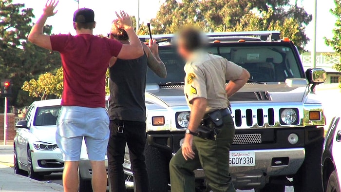 Arabanın Tekerini Çalarken Yakalanma | Şaka İçerir