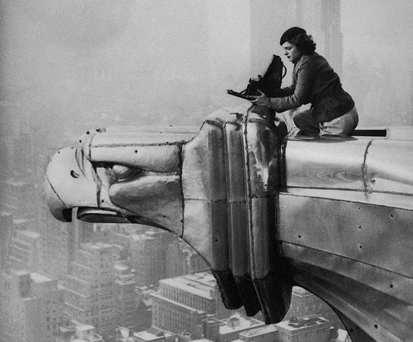 14. 1934 yılında, fotoğraf çekmek için Chrysler Binası'na tırmanan Margaret Bourke-White.