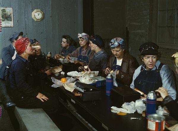 20. Öğle yemeği yiyen kadın demir yolu işçileri (1943).