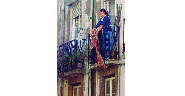 6. Bir balkonun altından geçerken birden yukarlarda halı silkeleyen bir kadın belirebilir, aman dikkat..