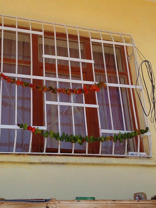 13. Kışa hazırlık dönemlerinde balkonlarda, pencerelerde kurutulmak için asılmış biberler/patlıcanlar görebilirsiniz..
