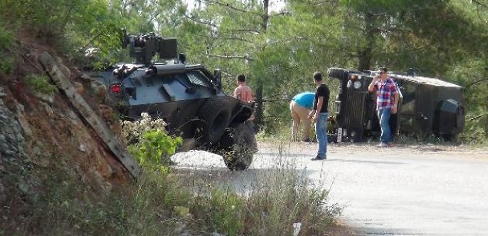 Askeri Minibüs Devrildi: 12 Asker Yaralı