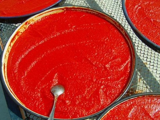 Kış İçin Kırmızı Biber Salçasının Yapılışı