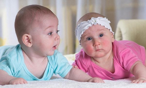 6. Kız bebeklerin pembe, erkek bebeklerin mavi giydirilmesi.