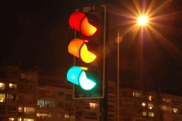 13. Kırmızı ışığın "dur", yeşil ışığın "geç" işareti olması.
