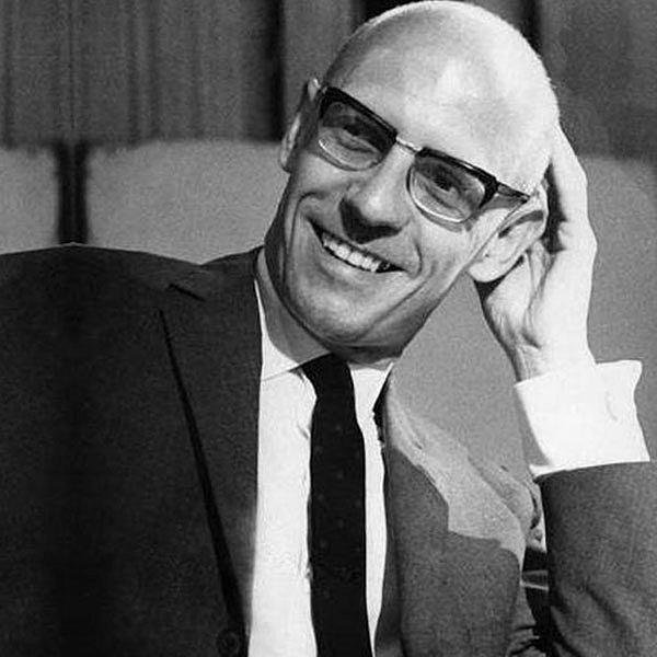 11. Kelliğin en çok yakıştığı adam Foucault'ya kulak verelim: "Eğer bir kişi yalnız olmayı beceremiyorsa, başkalarıyla bir arada olmayı da beceremez."