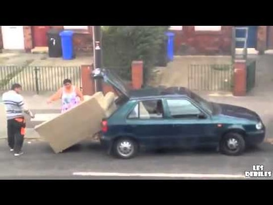 Arabadan Büyük Koltuğu Arabaya Sığdırmaya Çalışmak