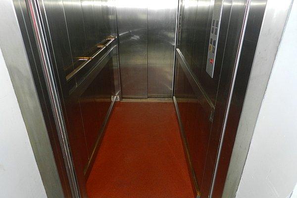 2. Özellikle yüksek binalarda asansörün halatlarının kopup aşağıya düşebileceği senaryoları sizi rahat bırakmaz.