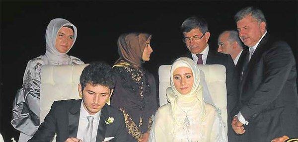 4. Sare Davutoğlu ve eşi Ahmet Davutoğlu'nun yaklaşık 30 yıl süren evliliklerinde Sefure, Memnune, Hacer Bike ve Mehmet adında 4 çocuğu var.