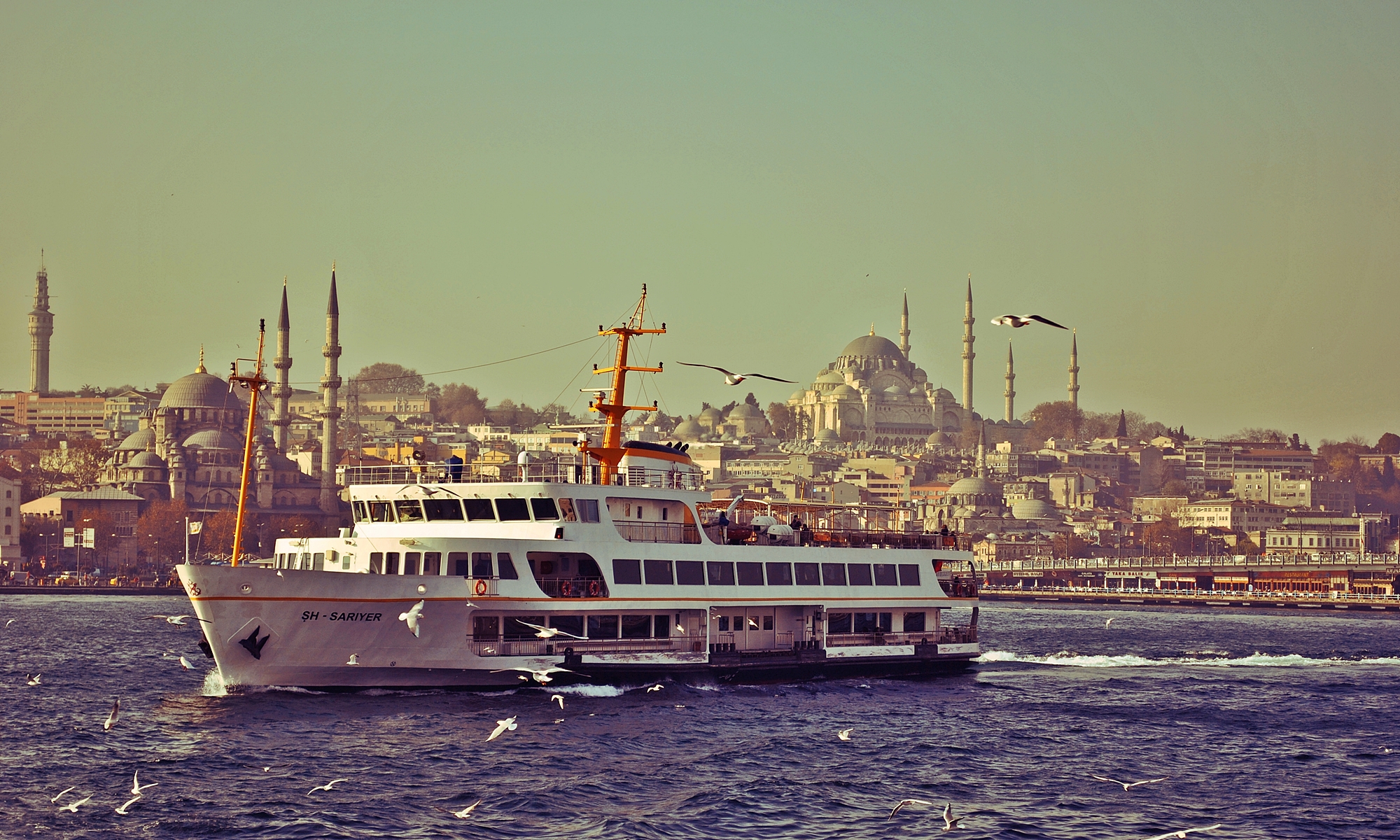 Beşiktaş’a En Kolay Nasıl Gidilir? Otobüs, Vapur, Metro Seçenekleri 3 İstanbul’un hem tarihi hem kültürel açıdan en önemli semtlerinden biri olan Beşiktaş, yılın her döneminde yoğun bir ziyaretçi akınına uğruyor. Dolmabahçe’den Ortaköy’e, çarşısından sahiline kadar uzanan bu eşsiz bölgeye ulaşmak isteyenler için birçok alternatif ulaşım seçeneği mevcut. Peki, Beşiktaş’a gitmek isteyenler için en kolay ve en pratik yollar neler? Eagle Media olarak Beşiktaşlı bir gözle hem İstanbullular hem de şehre dışarıdan gelenler için ulaşım rotalarını inceledik. Beşiktaş’a En Kolay Nasıl Gidilir? Otobüs, Vapur, Metro Seçenekleri