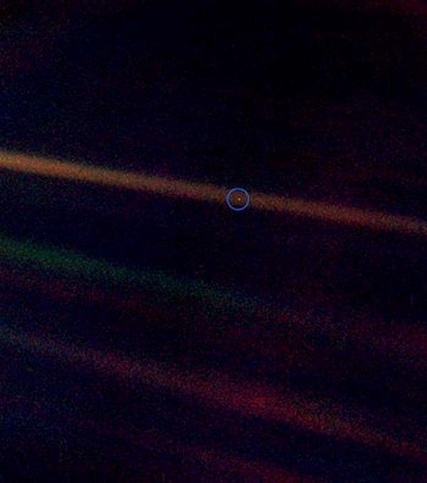 12. Dünya.. Soluk Mavi Nokta.. Carl Sagan'ın çekilsin istediği fotoğraftır. Bilgisayarınızın, telefonunuzun ekranındaki tozlardan ayırt edemeyebilirsiniz diye daire içinde..