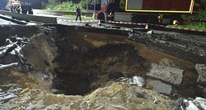 Otobanın Ortasında Bomba Patlattılar