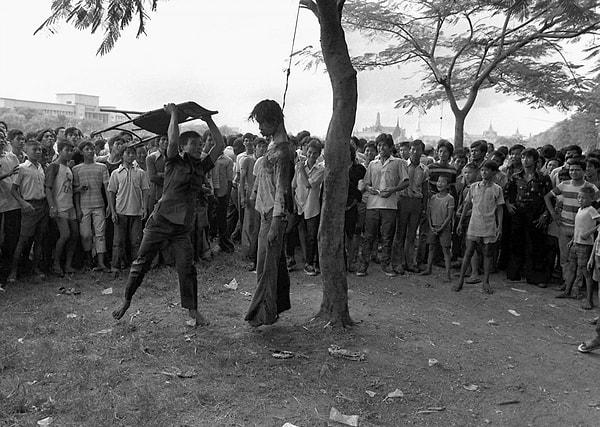 1976 yılında Neal Ulevich tarafından çekilen fotoğraf 1977'de Pulitzer kazandı. Bangok'daki Thammasat Üniversitesi'nin bahçesinde asılmış bir üniversite öğrencisi görülüyor. Öğrenciler, eski asker olan devlet başkanı aleyhine gösteri yapınca, polis böyle bir şiddetle karşılık vermiş
