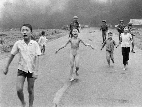 Güney Vietnamlı askerler, Güney Vietnamlı çocuklara eşlik ederken. Yanlışlıkla kendi halkının üzerine Napalm bırakan Güney Vietnam uçağının etkisini gözler önüne seriyor. Vietnamlı savaş fotoğrafçısı Nick Ut'a 1973 yılında ödül kazandırdı