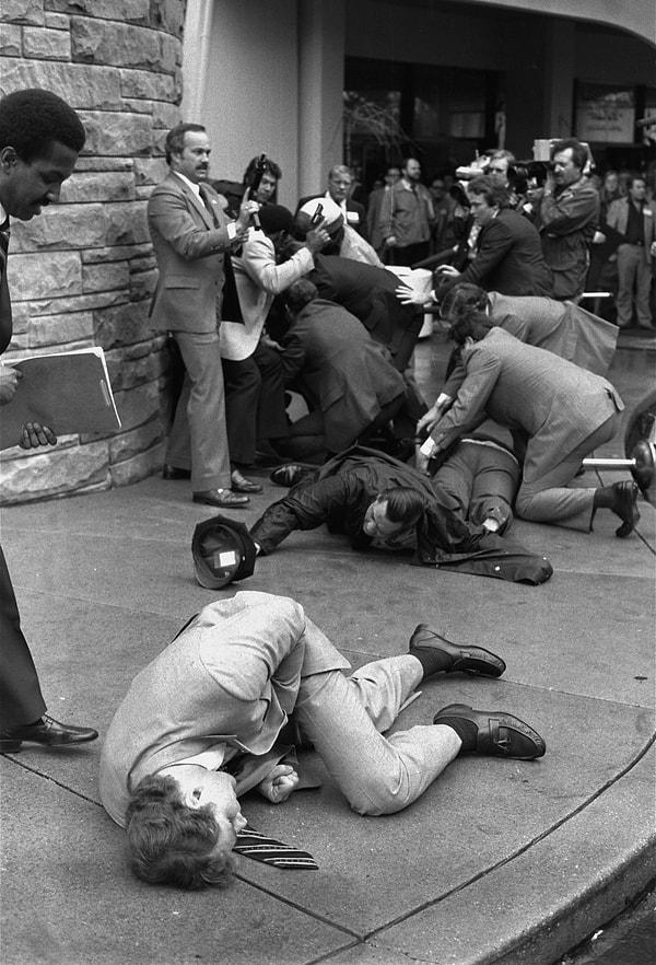 Ron Edmunds tarafından 1981'de çekilen bu fotoğraf, ABD başkanı Ronald Reagan'a doğru ateşlenen 6 el silahtan hemen sonra çekilmiş. Vurulup yerde yatanlar bir gizli seris ajanı, bir polis ve dönemin basın ilişkileri danışmanı Brady. Olaydan sonra felç kalan Brady daha sonra hayatını sivillerin silah almasının bu kadar kolay olmaması için çalışmaya adamış.