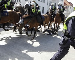 İsveç'te Irkçılık Karşıtı Gösteriye 'Atlı Polis' Saldırısı: Beşi Ağır Onlarca Yaralı