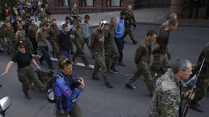 Rusya Yanlısı Milisler Esir Ukraynalı Askerleri Donetsk Caddelerinde Yürüttü