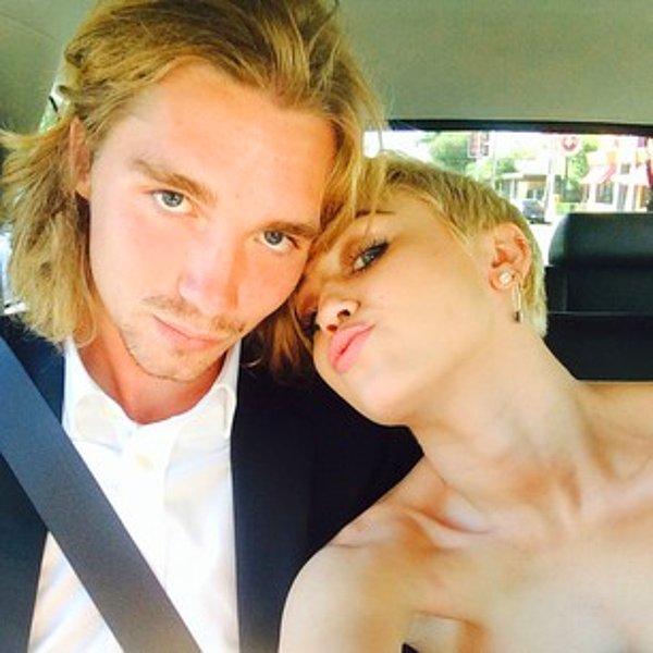 9. Miley Cyrus'un, törene sokakta yaşayan arkadaşını getirmesi