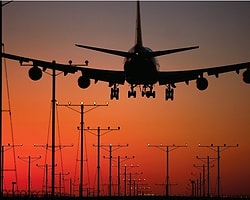 Koltuk Yaslama Kavgası Uçağa Rota Değiştirtti!