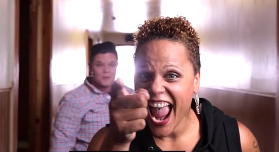 İşitme Engelli İnsanların İşaret Diliyle 'Happy' Şarkısını Söylemesi