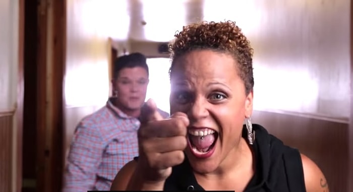 İşitme Engelli İnsanların İşaret Diliyle 'Happy' Şarkısını Söylemesi