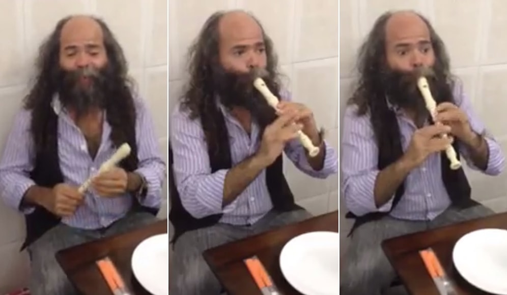 Blok Flüt Kitabını Hatmetmiş Adam