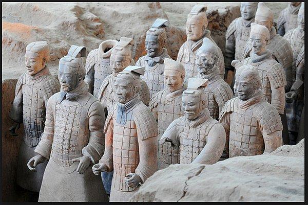 3. İmparator Qin Shi Huang'ın Mezarındaki Terracotta Ordusu (İ.Ö. 210)