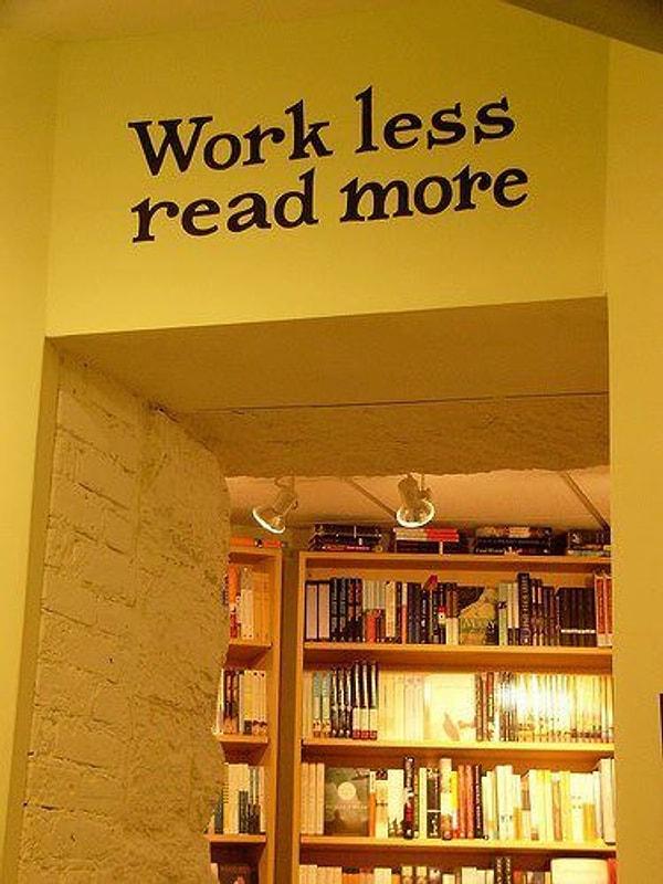 25. Daha az çalışıp daha çok kitap okumanızı hatırlatan duvar sticker'ı