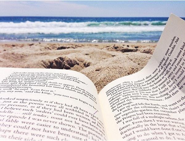 5. Plajda geçen zamanlarını değerlendirerek en azından bir kitap bitir.