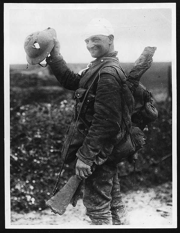 3. Kafasına gelen kurşundan kaskı sayesinde kurtulan bir İngiliz askeri, 1917