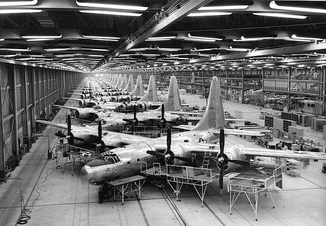 7. Amerika'nın II. Dünya Savaşı'nda kullandığı bombalama uçağı B-32 Dominator'un fabrikası, Teksas, 1944