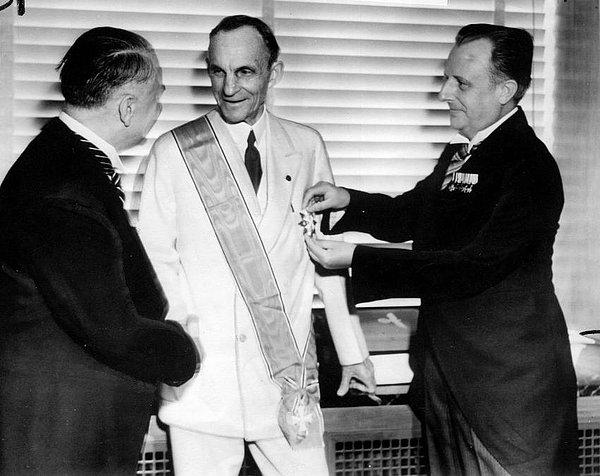 11. Ford'un sahibi Henry Ford'a Alman Nazi Hükümeti nişan takarken, 1938