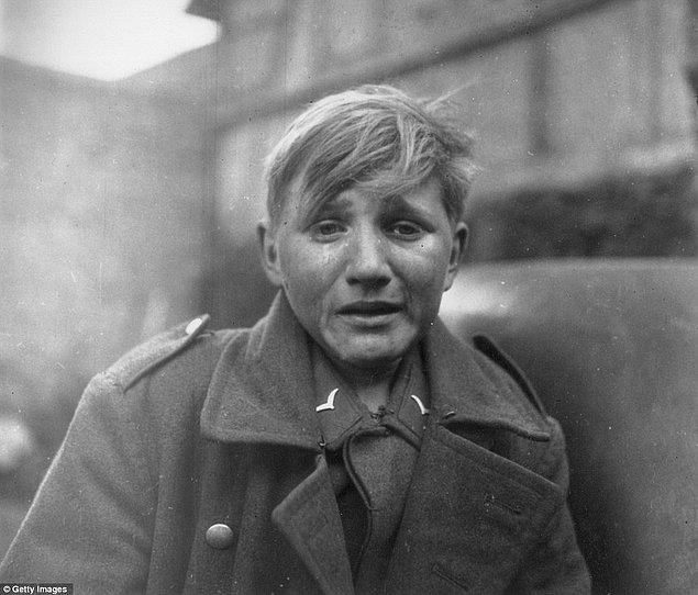 13. 16 yaşında bir Alman asker, ağlarken