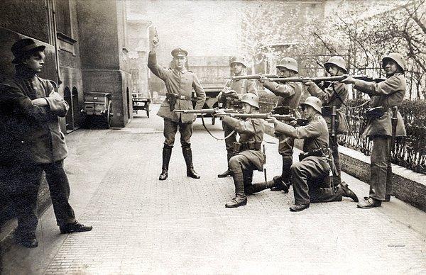 15. Alman bir komünist idam edilirken. Mağrur duruşunu bozmuyor, 1919